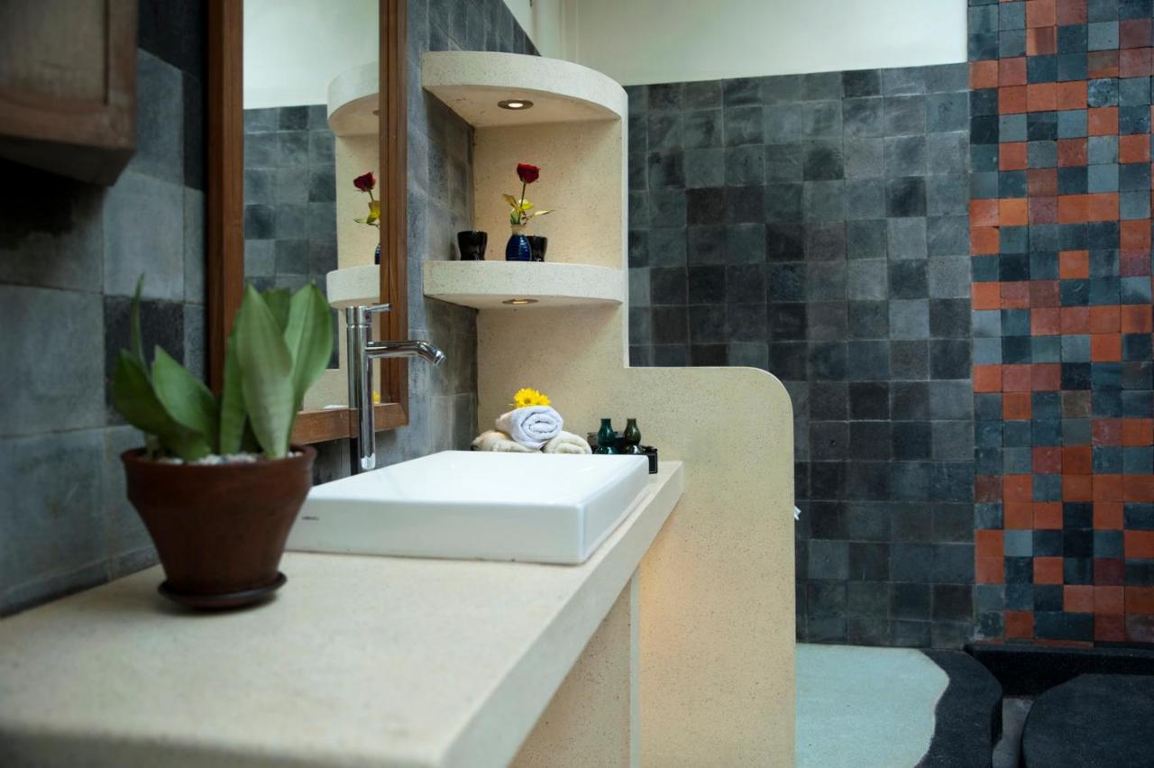 Villa Blue Steps ยอกยาการ์ตา ภายนอก รูปภาพ