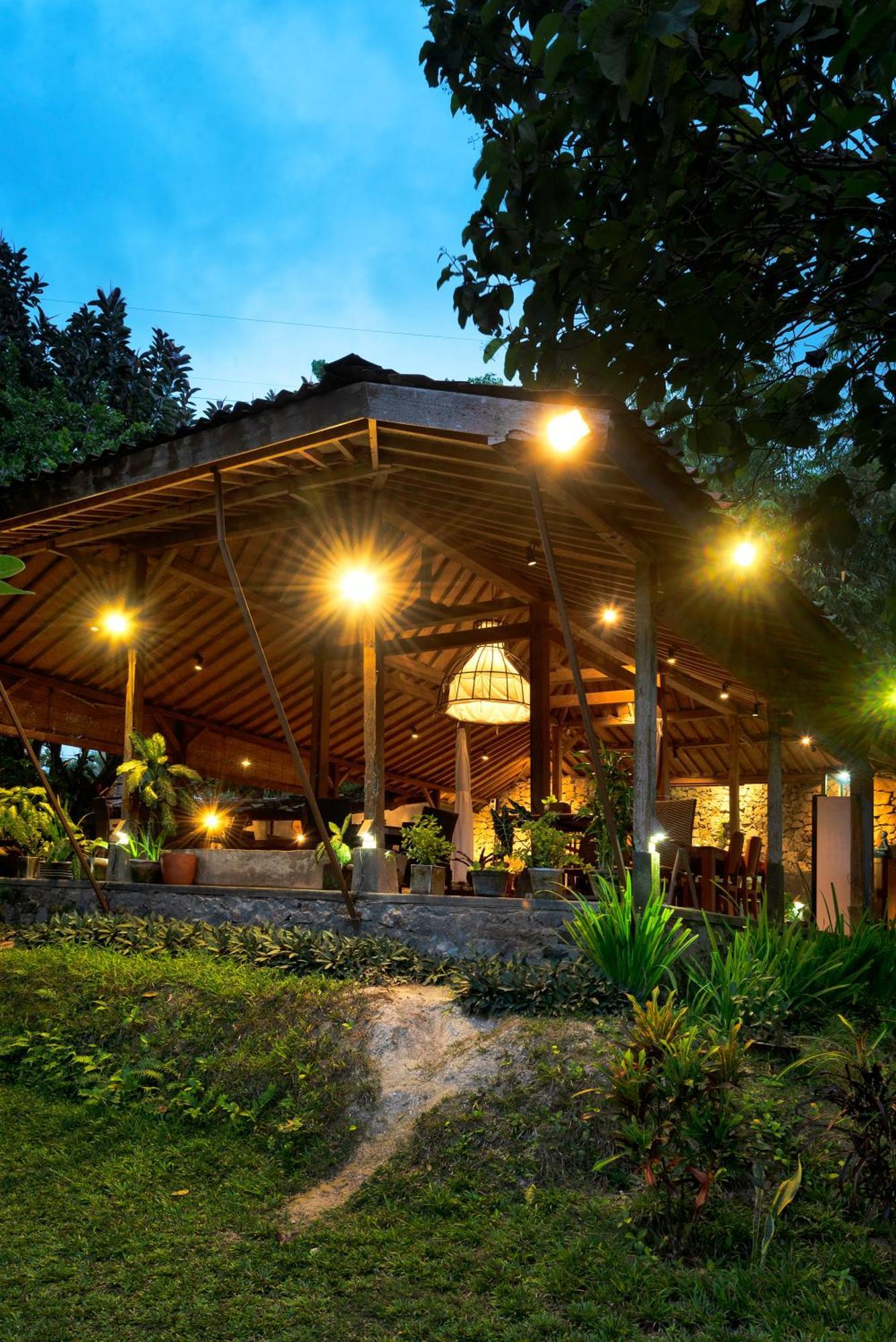 Villa Blue Steps ยอกยาการ์ตา ภายนอก รูปภาพ