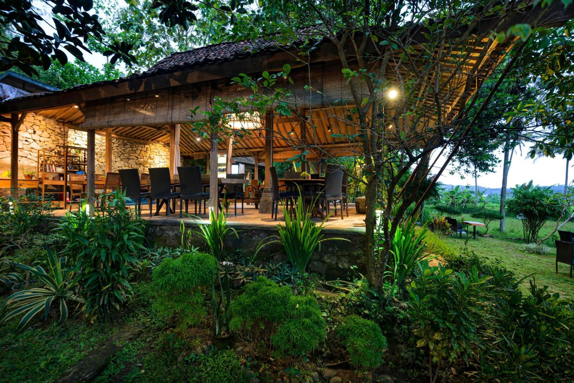 Villa Blue Steps ยอกยาการ์ตา ภายนอก รูปภาพ