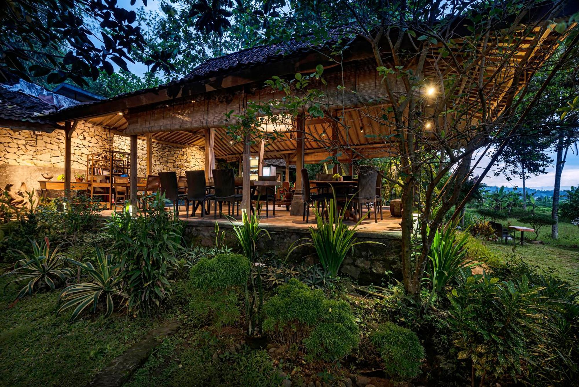 Villa Blue Steps ยอกยาการ์ตา ภายนอก รูปภาพ