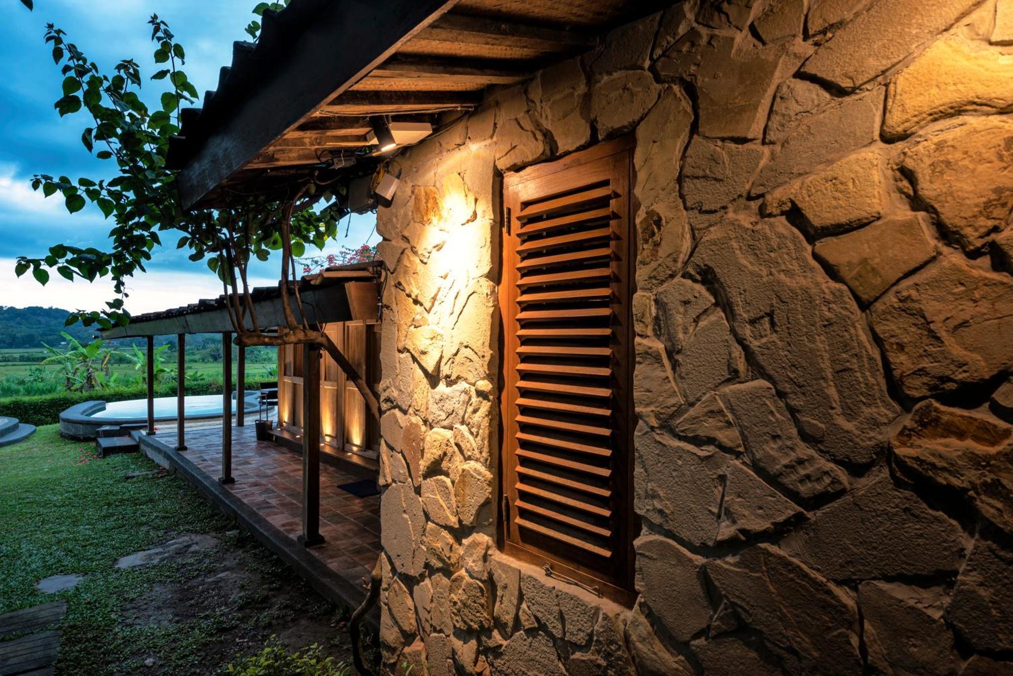 Villa Blue Steps ยอกยาการ์ตา ภายนอก รูปภาพ