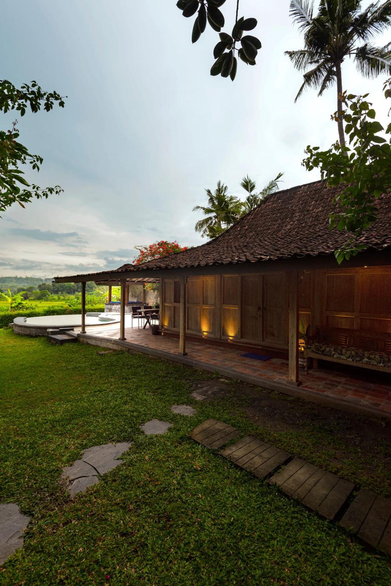 Villa Blue Steps ยอกยาการ์ตา ภายนอก รูปภาพ